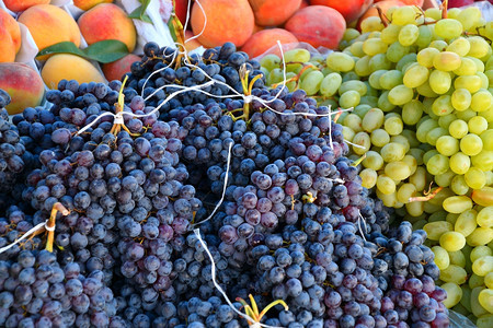 可口农业菜单在集市出售新鲜的和成熟葡萄图片