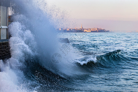 海边拍打起的巨浪图片