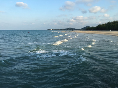 与小浪平和的海滩边在假期里一种阳光海岸线图片