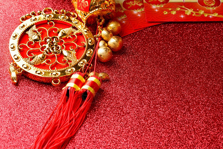 人庆祝新年装饰品和红色散景背上的吉祥装饰品新年装饰品和红色散景背上的吉祥装饰品新图片