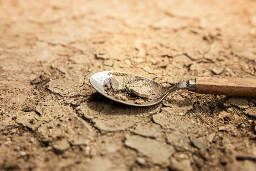 世界粮食问题概念世界粮食问题概念环境影响全球在农业粮食生产中受土壤荒漠化水污染能源和气候变化侵蚀的土壤能源和气候变化环境的干燥生图片