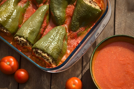 钟匈牙利人烤胡椒盛满薄荷和大米吃番茄酱选择焦点关注第一种填充胡椒的顶端第一塞满图片