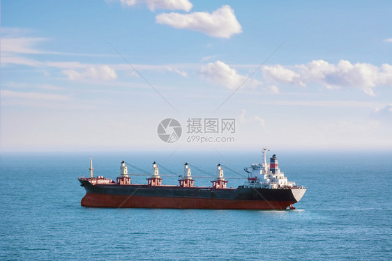 海洋黑散装货船的运航行图片