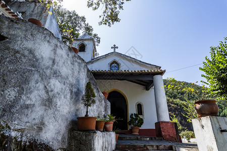 正面避难所塔圣约翰的礼拜堂是我们可怜圣母地四座教堂之一建于13世纪紧靠葡萄牙科英布拉卢萨城堡旁该教堂位于葡萄牙库乌萨堡旁边图片