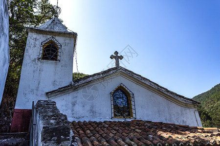 钟尖我们的圣约翰礼拜堂是我们可怜圣母地四座教堂之一建于13世纪紧靠葡萄牙科英布拉卢萨城堡旁该教堂位于葡萄牙库乌萨堡旁边图片