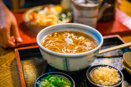 汤面条传统的京都风格日本餐馆的面条沙巴汤一种食物背景