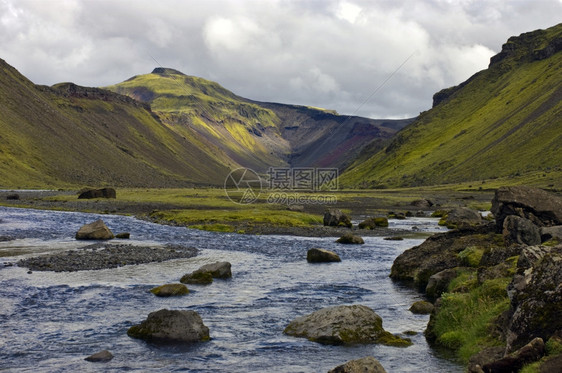 火灾峡谷这是冰岛Landmannalaugar地区最近火山爆发和熔岩裂缝造成的一个地区自然急流当前的图片