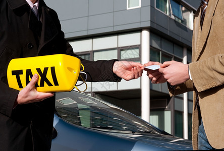 获取执照一种名官员向新任命的出租车司机发放牌照并签字b图片