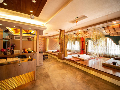 泰国古老按摩房内装有来自窗户的然光灯源泰国酒店温泉关心图片