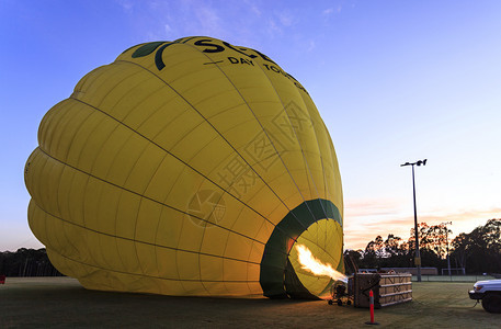 燃气热球因烧丙烷体而膨胀在澳大利亚昆斯拉姆德的黄金海岸上空日出飞行膨胀的经过燃烧器图片
