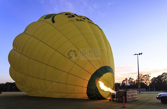 燃气热球因烧丙烷体而膨胀在澳大利亚昆斯拉姆德的黄金海岸上空日出飞行膨胀的经过燃烧器图片