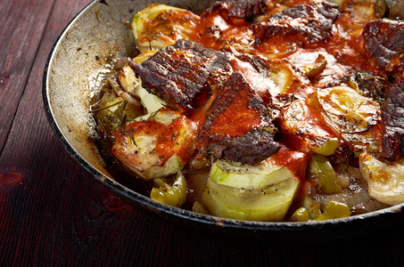 小酒馆马德拉红色的牛肉果配有美酒酱和蔬菜在煎锅上以法国农场式方图片