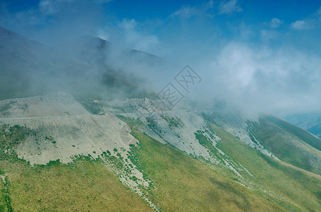 岩石蛇纹Kaldama通行证3062米吉尔斯坦西部JalalAbad地区山公路经过图片