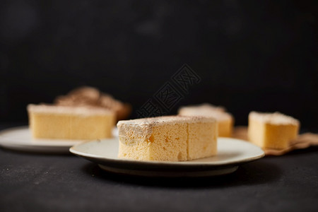 起司奶油餐桌上美味的牛奶蛋糕杯上甜美的牛奶蛋糕食物图片