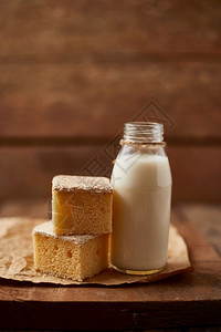 馅饼甜的餐桌上美味牛奶蛋糕杯上甜美的牛奶蛋糕起司图片