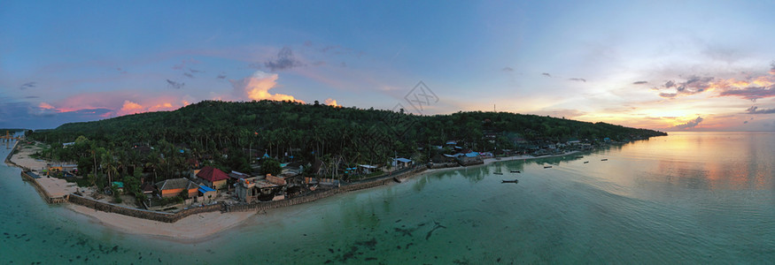 海日落时从印度尼西亚努沙塞宁根的空中全景支撑切宁甘图片