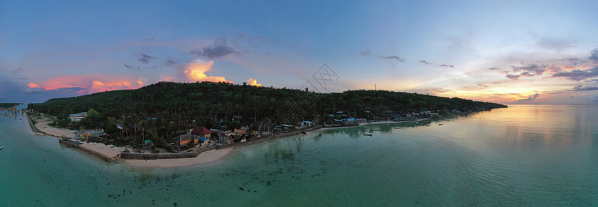 日落时从印度尼西亚努沙塞宁根的空中全景热带切宁甘海图片