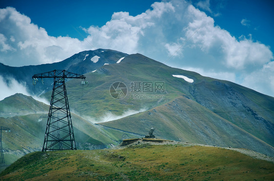 自然踪迹经过Kaldama通行证3062米吉尔斯坦西部JalalAbad地区山公路图片