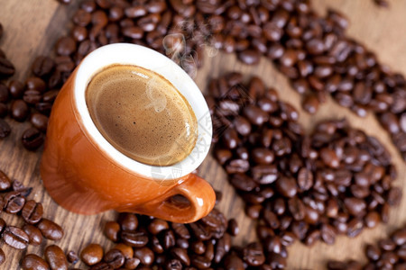 早餐传统的香气由烤豆制成的咖啡杯和心形图片