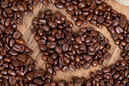 热的由烤豆制成咖啡杯和心形早晨传统的图片