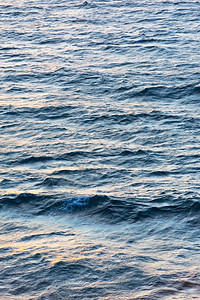 海浪冲夏天有小白顶背景的海洋波浪图片