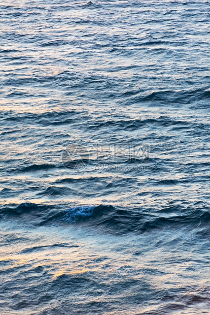 海浪冲夏天有小白顶背景的海洋波浪图片