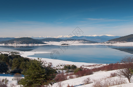 冬季山湖云假期节图片