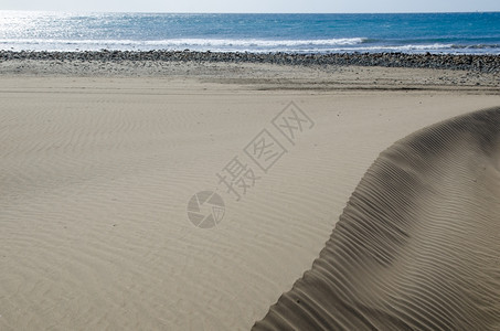 暴风雨美丽支撑在西班牙加那利群岛大海岸暴风天后沙层形成图片