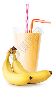 香蕉沙或酸奶在玻璃中与香蕉隔绝的于白底冰雪或含的酸奶浆果早餐水图片