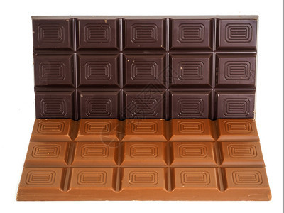 美味的堵塞整条黑色和浅巧克力条以白色背景隔离奶油的图片