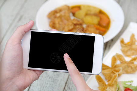 技术手用智能电话对模糊食物背景拟板在线食物和交付概念空白屏幕的智能手机使用搜索命令图片