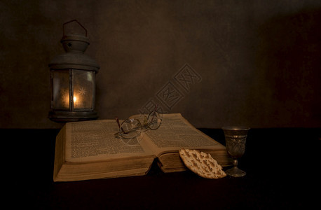 生活象征一个圣经的死活和古圣经晚饭用旧书餐点着茶灯图片