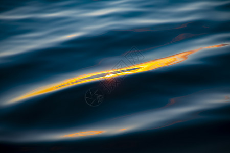 闪光本底水流中金色闪亮的光线火花海洋图片