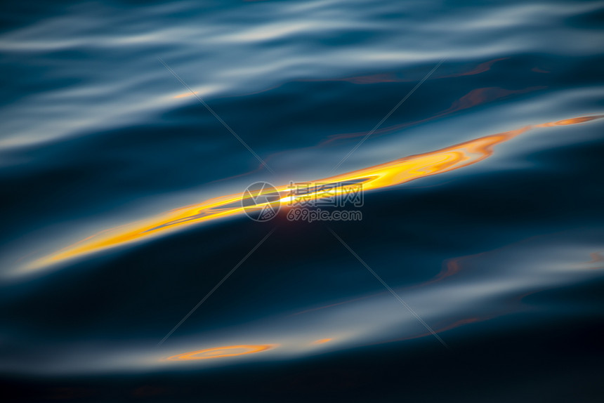 闪光本底水流中金色闪亮的光线火花海洋图片