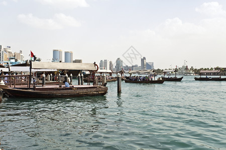 酋长国顾客镇传统的阿布拉水上出租车穿越迪拜河从Deira到迪拜堡之间的河图片