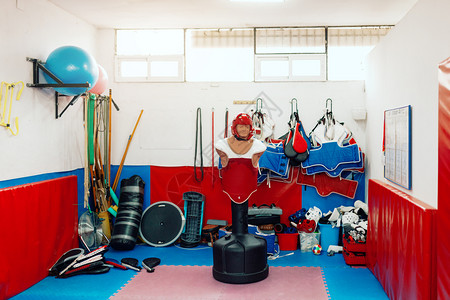Dojo的Taekwondo培训材料人们室内的陪练图片