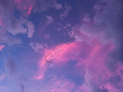 天堂紫色的与有阳光天空和云泰国图片