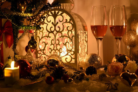 树喜庆的圣诞节和新年概念庆祝球和其他装饰品图片