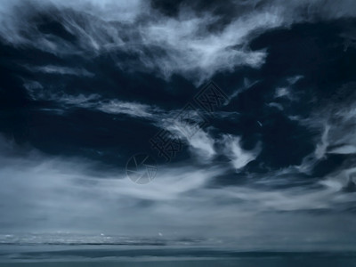自然夜晚多云冬天在海面上横扫暴风雨的天空图片