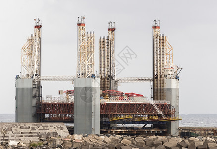 高的环境港湾巨型石油平台圣鲁兹特涅里夫海图片