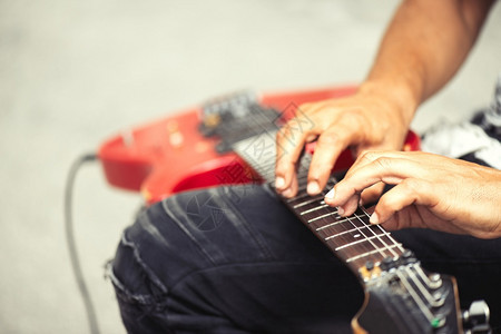 布鲁斯街头音乐家玩电吉他用手指滑动岩石艺术图片