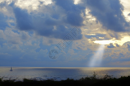 加勒比海水域日落时的帆船太阳云夜晚图片