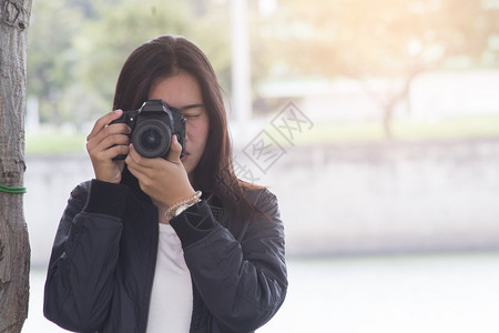 服用在户外拍照的亚裔妇女淑技术图片