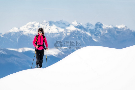 两极沦女孩雪的山脊上年轻女子向山顶上升起图片