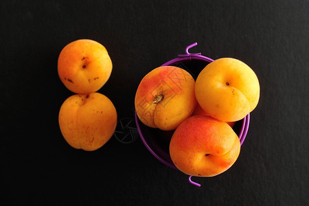 植物饮食紫色桶中的杏子顶视图明亮的图片