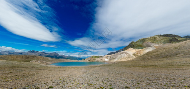 冥想高山Nlue湖的全景远足谷图片