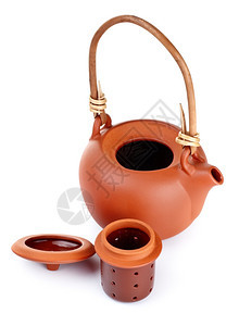 茶壶木制的白色背景上隔离的棕色粘土水壶图片