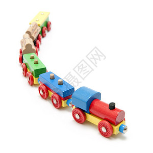 配有火车头和5辆马的木制玩具列在白色背景和浅地深处进行微妙反射基本的场地磁铁图片