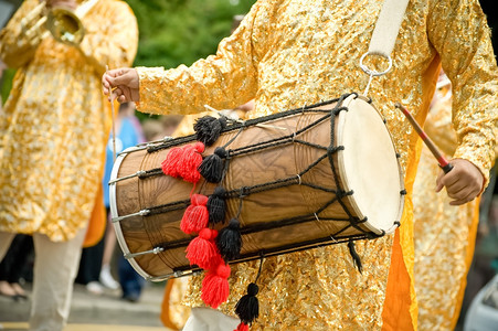 打击乐器音乐家演奏传统的亚洲印第安人dhol鼓娱乐韵律器背景