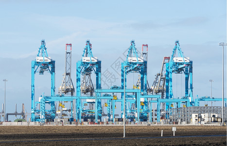 工业的货物新蓝色工业起重机用于在Holland的新港口装载和卸货称为第二个maasvlakte加载图片
